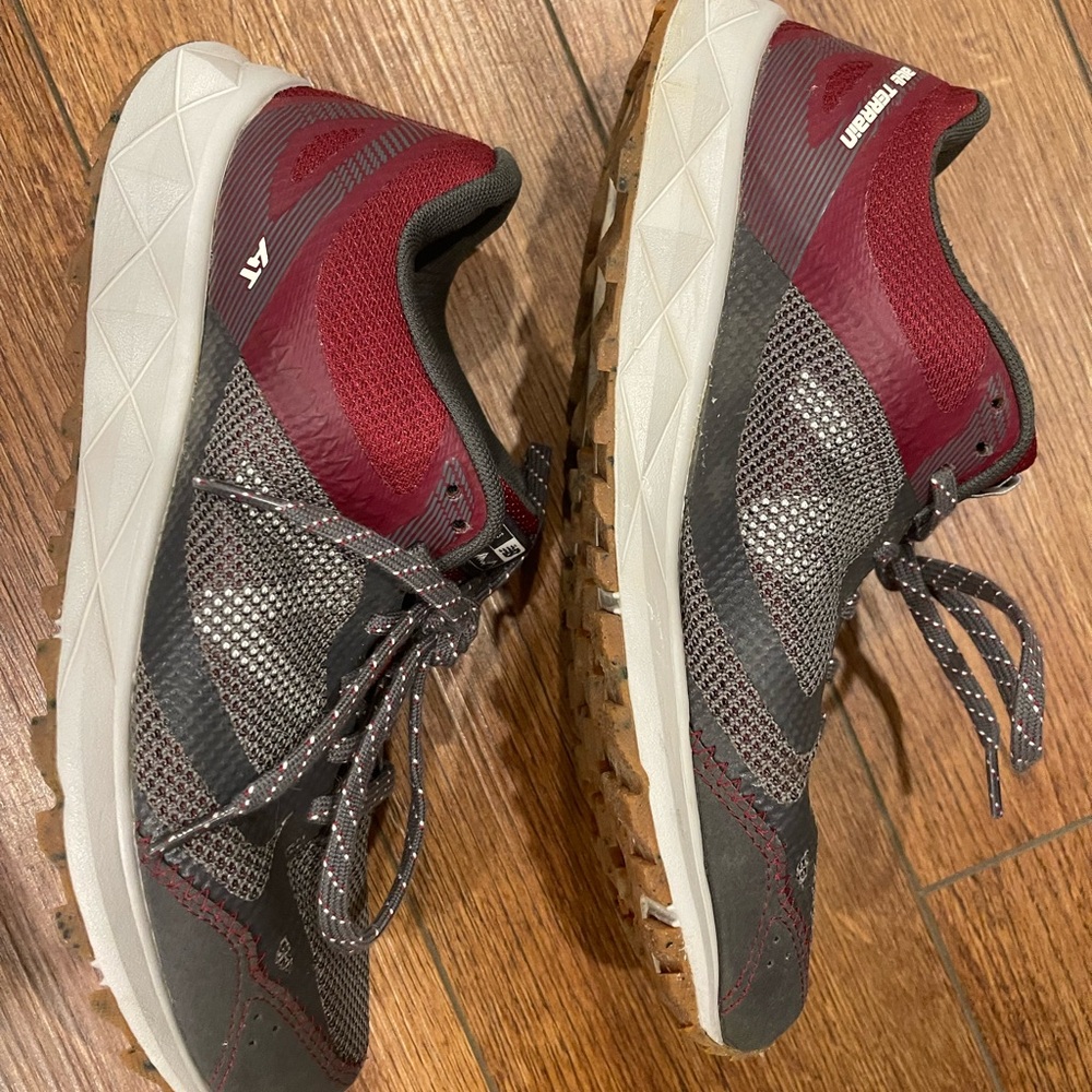 New Balance 590v3 women's all-terrain trail running shoes Size 9.5 pre loved